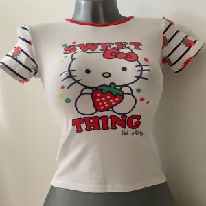 Så gullig och fin T-shirt med hello kitty tryck på, vintage och unik, perfekt skick, inga repor och så bra kvalite. Går bra att trycka på köp nu 🤍