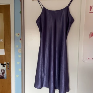 slipdress - figursydd slipdress 