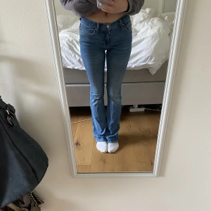 Bootcut jeans  - Supersnygga och sköna bootcut jeans från ginatricot!