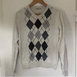 Argyle-mönstrad tröja (eller grandpa sweater) stl M. Köpt second hand för något år sedan.