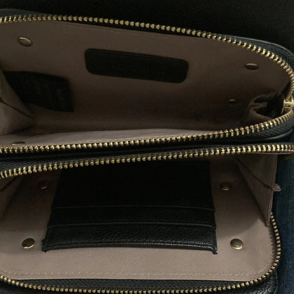 Super fin Don Donna handväska i svart. Köpt 2017 men nästan helt oanvänd . Väskor.