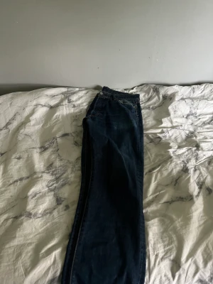 Levis 501 - Mörkblåa Levis 501, köptes i fel storlek därav används de ej. Skickas eller mötas i Halmstad. Nästan nyskick, priset kan diskuteras.