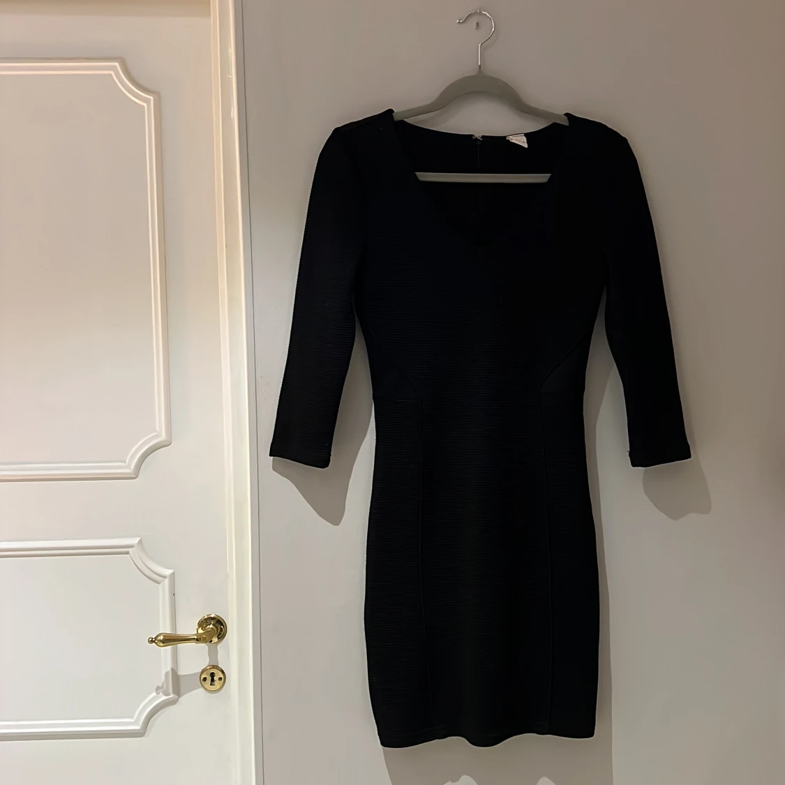 Svart klänning med ärmar