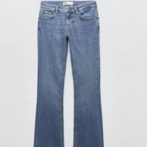 Lågmidjade zara jeans  - Säljer dessa fast i den mörkare blåa i strl 36! Använda men för stora för mig nu därav säljer jag billigt🤗