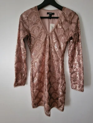 Gyllene klänning - Ny klänning med prisslapp