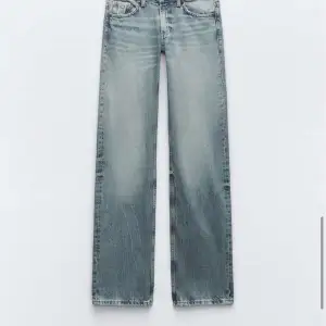 Detta är ett par helt nya jeans som jag säljer för att de inte passade och jag råkade dra av lappen. De är i storlek 38 och heter raka lågmidjade jeans. OBS!! Kan förhandla om priset.💗