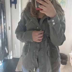 Grön jacka - Trevlig Jacka. Ganska så tunn men sitter skönt. Skriv ifall det finns några frågor eller vill ha fler bilder😇😋