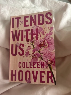 It ends with us - colleen hoover - Säljer boken ”it ends with us” eftersom jag läst ut den. Helt nyskick, inga skador. Nypris 169kr