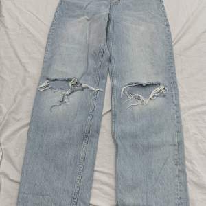 Ljusblå jeans från Gina tricot, liten gul fläck på ena benet (bild 3) annars fint skick och använda lite. Storlek 32 petite.