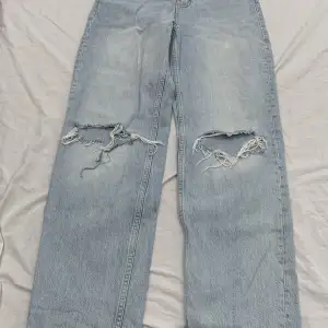 Ljusblå jeans från Gina tricot, liten gul fläck på ena benet (bild 3) annars fint skick och använda lite. Storlek 32 petite.
