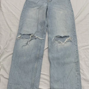 Jeans  - Ljusblå jeans från Gina tricot, liten gul fläck på ena benet (bild 3) annars fint skick och använda lite. Storlek 32 petite.
