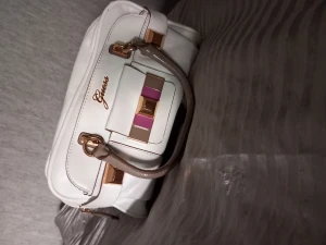 Guess väska - Oanvänd guess väska! Kommer med dustbag samt förlängningskedja💓 köpt för 4000 för några år sedan ( tror inte man kan få tag på denna modell längre)  har smådefekter så skriv för fler bilder