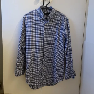 Ralph lauren skjorta - Säljer en skjorta från Ralph lauren. Storlek s men passar större! Nyskick! Hör av er för fler bilder eller andra funderingar. OBS! Vid köp av fler skjortor från min sida kostar det 300kr/st