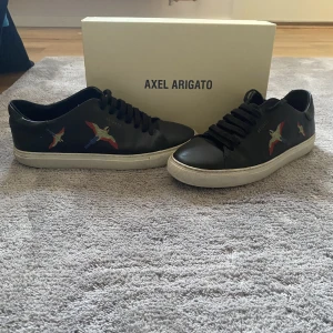 Axel arigato skor - Säljer nu dessa arigato skor pga vill testa något nytt. Använda men fortfarande i fint skick. 