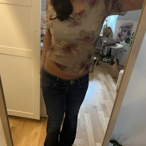 Genomskinlig topp - See through topp med blommönster, super skick inga defekter, från märket San Antonio. På bilden har jag en vit kort topp under.