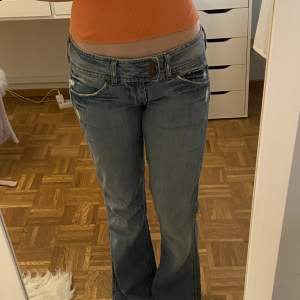 Ursnygga lågmidjade & bootcut pepe jeans, Strl 34/36. Midjemått: 38cm, innerbenslängdd 78cm 