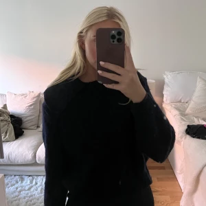 Stickad från Zara - Väldigt fin stickad tröja från Zara i marinblå färg. Storlek M