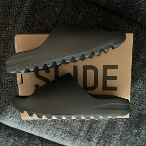 Yeezy slide ”granite” - Hejsan!, vill sälja dessa yeezy slides ”granite” ifall ni har intresse så tveka inte att höra av er. Svarar på alla frågor! Dessa är i storlek 44,5 helt nya!