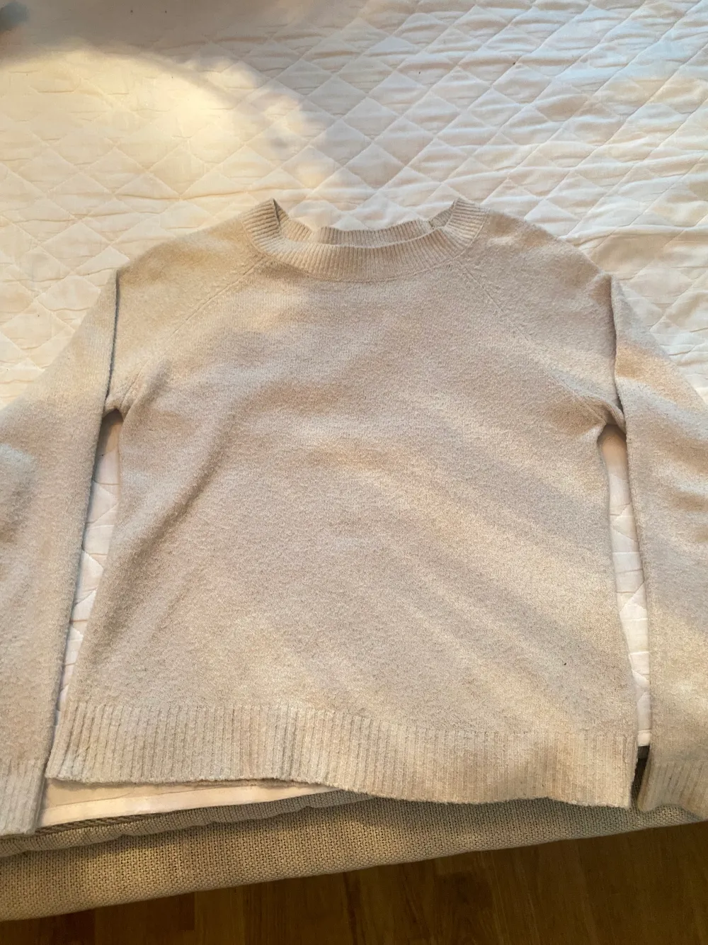 En skön beige stickad tröja från Vero Moda i st xs. Frakten betalar köparen . Stickat.