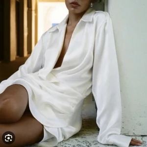 Zara klänning - Populär vit klänning från zara använd fåtal gånger