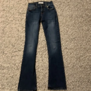 Lågmidjade jeans - Jättefina lågmidjade utsvängda jeans fårn subdued i jätte bra skick, storlek 25 men sitter som 24🦋