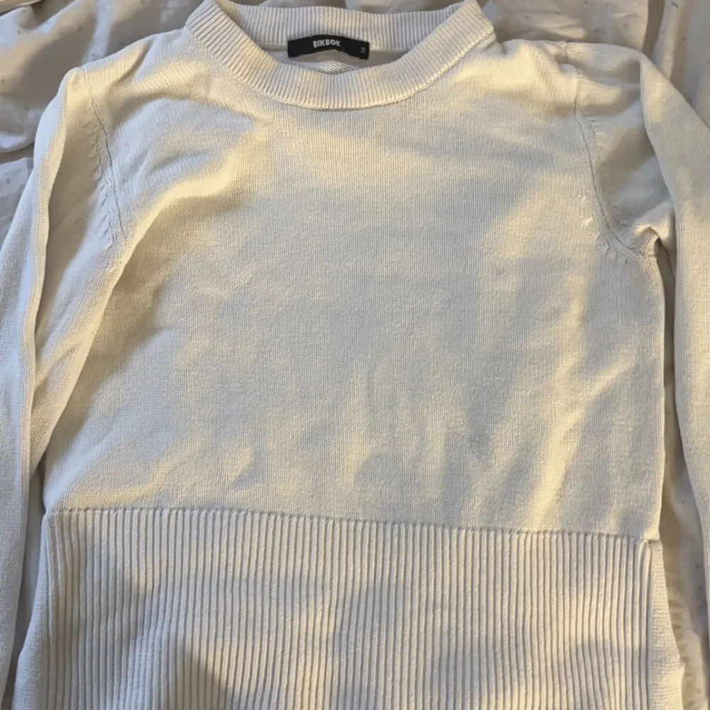 Säljer denna vita tröja ifrån bikbok i storlek S , jättefin men kom inte till användning ❤️. Stickat.