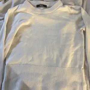 Säljer denna vita tröja ifrån bikbok i storlek S , jättefin men kom inte till användning ❤️