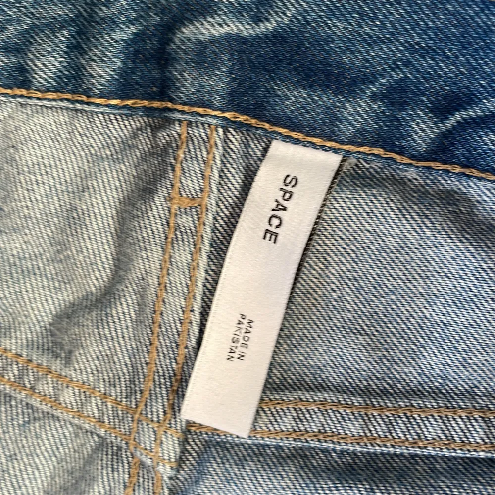 Weekday space jeans blåa helt osltina. Säljer pga har helt enkelt tröttnats lite. Nypris 600kr. Jeans & Byxor.