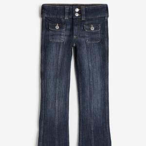Säljer dessa fina lågmidjade bootcut jeans från hm, helt nya med lappen kvar💞slutsålda i denna storlek💕