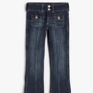 Bootcut jeans  - Säljer dessa fina lågmidjade bootcut jeans från hm, helt nya med lappen kvar💞slutsålda i denna storlek💕