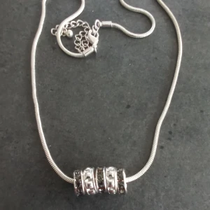 Silverfärgat halsband  - Helt nytt. Nickeltestat. Justerbar längd 42-47cm