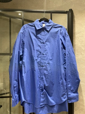 Blå skjorta  - Blå oanvänd skjorta från Carin Wester