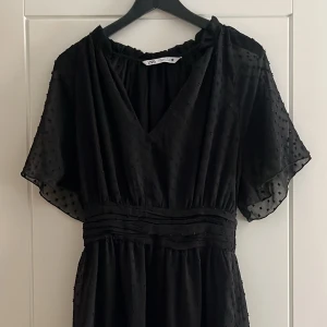 Klänning  - Klänning från zara, en liten defekt som inte syns men det går att sy!