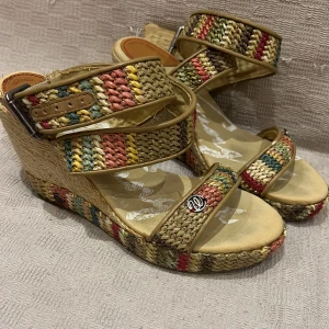 Kilklackar från Wrangler - Supersöta kilklackskor från Wrangler i storlek 38