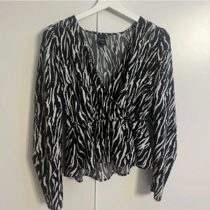 Zebra blus - Såå fin blus ifrån onlys studio kollektion som inte säljs längre!