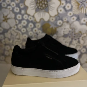 Arigato laceless - Säljer mina sjukt snygga och nästan helt oanvända arigatos. skorna har något lite smuts men ingenting som inte går att torka bort. Nypris 2550. Alla tillbehör medkommer.