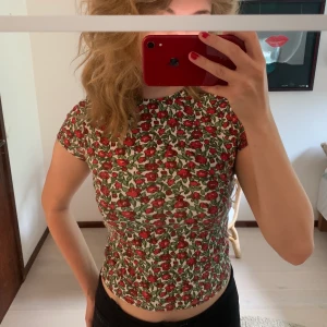 Blommig T-shirt  - Röd blommig topp från Monki