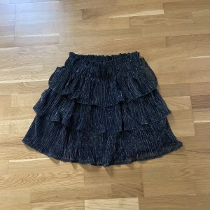 Kjol - glittrig volangkjol från only, använd 1 gång🫶🏼 den är xs men väldigt strechig i midjan,, 100kr+ frakt🎀 skriv för fler bilder