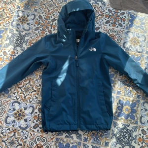 Regn jacka  - Knappt använd i fint skick.  Dryvent och vindstilla. 