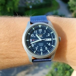 Seiko 5 sports watch  - Brand new, hardly used. General men's fit. Black watch with a blue strap.  Black Dial Automatic SNZG15J1-VAR-NATO8 100M Men's Watch 