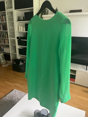 Klänning  - Den är använd och i fint skick, 