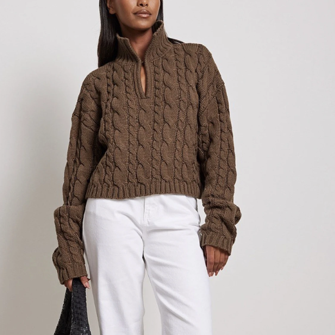 Kabelstickad tröja med nyckelhålsringning