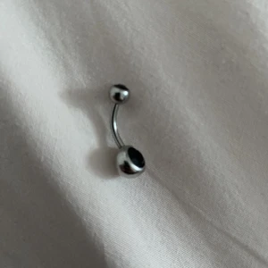 Navelpiercing - Navelpiercing i kirurgiskt stål med svarta diamanter. Oanvänd 