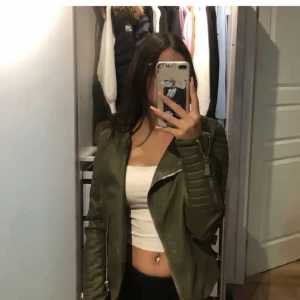 Skinnjacka - Grön skinnjacka i mycjet bra skick, stl 34/xs