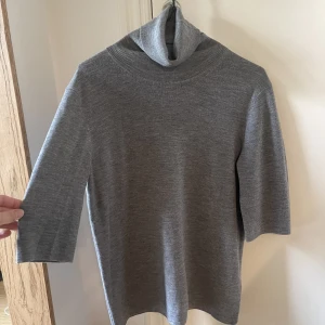 Filippa k tröja  - Trekvartslånga ärmar, super skön 100% bomull. Aldrig använd och inte heller tvättad  så skicket är som helnytt. Storlek xl men sitter bra ändå på mig 36