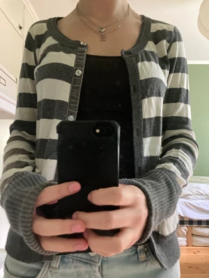 Randig kofta från Hollister - Säljer denna super söta koftan från Hollister som ej kommer till användning!! Storlek L men passar mig som brukar ha S😇 Den är lite solblekt på ena armen (se sista bilden) men inget man tänker på! Kan frakta eller mötas upp💘