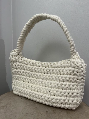 Virkad väska - Iddecollection  -  Hej!  Jag säljer nu mina handgjorda väskor som jag även säljer under namnet iddecollection på instagram! Alla mina väskor är gjorda i 100% bomull! Jag gör de i olika färger, modeller och storlekar! Denna model kallas för ” the shoulder bag”!🤍