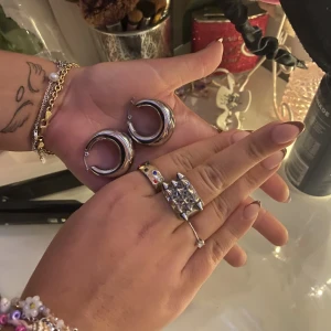 Edblad örhänge och Edblad ring🙌🏼 - Säljer silver Edblad ring i storlek Xl dom e små i storlek! Sen jätte fina silver örhängen  Ringen kostar 300kr   örängarna 400kr Kan komma på ett rimligt pris om man vill köpa båda💕dom e fina i skick! 