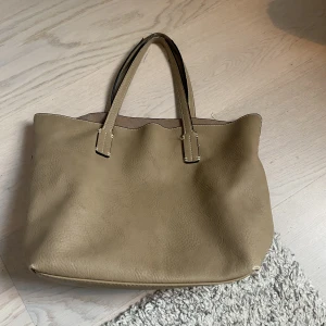 Beige väska - Fin väska från åhlens, rymlig 💞 