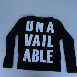 Vintage - Divided - En ”Divided” lång armad tröja ifrån (HM).  Har dock ett litet hål i vänster arm.  Som då Tyder att den är Vintage…😁😆 